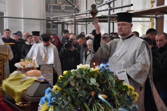 У Луцьку попрощалися з військовим Віталієм Шендриком, який захищав Маріуполь. ФОТО