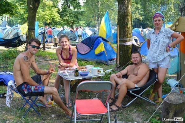 А тут смакують український борщ :)