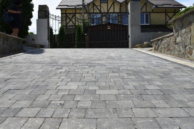 Розповіли, із чого виготовляють бруківку LeBruk*