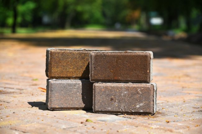 Розповіли, із чого виготовляють бруківку LeBruk*