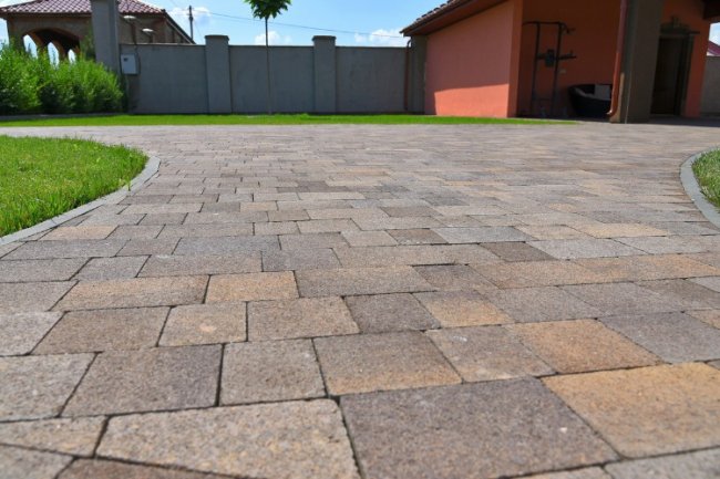 Розповіли, із чого виготовляють бруківку LeBruk*