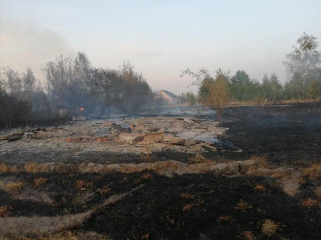Палили суху траву: під Києвом згоріла частина села – будинки, сараї та автомобіль. ФОТО