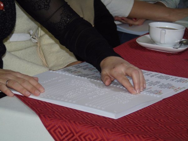 У Луцьку з'явились перше меню і  газета,  надруковані шрифтом Брайля 