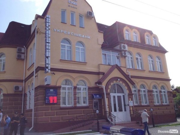 У луцькому банку виявили підозрілу коробку. ФОТО