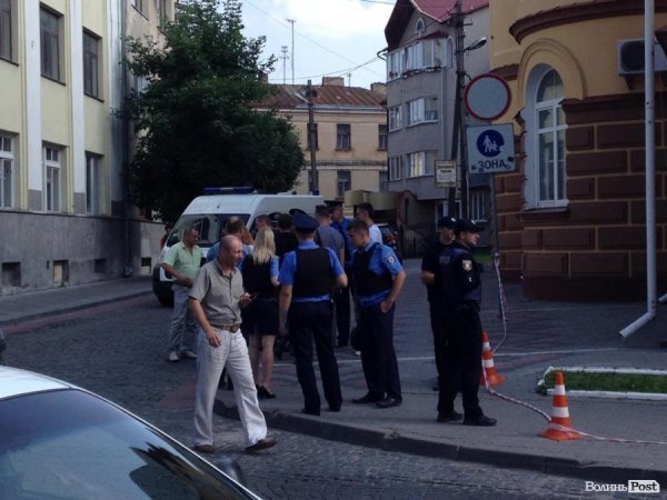 У луцькому банку виявили підозрілу коробку. ФОТО