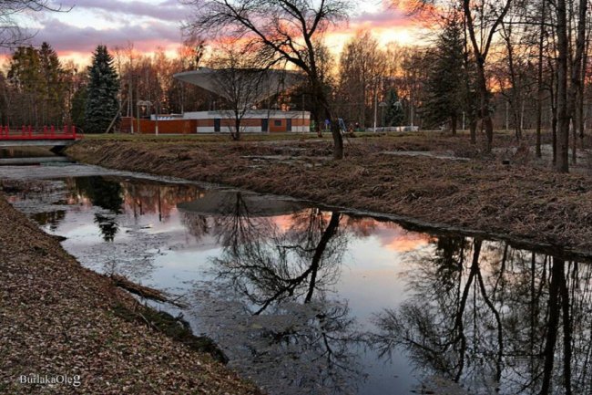 Казковий захід сонця у луцькому парку. ФОТО