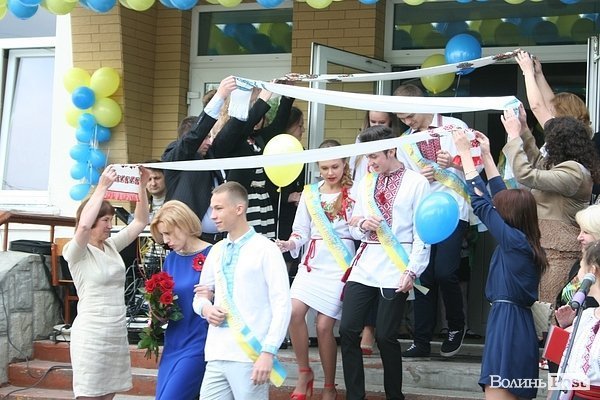 Останній дзвінок у луцькій школі №1. ФОТО