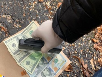 Посадовцю Держгеокадастру, якого спіймали на хабарі на Волині, оголосили про підозру