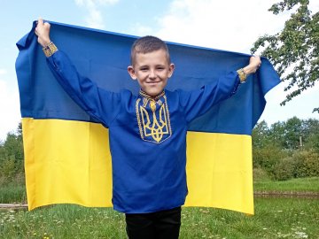 На автовокзалі у Ковелі хлопчик пригощав усіх військовослужбовців цукерками