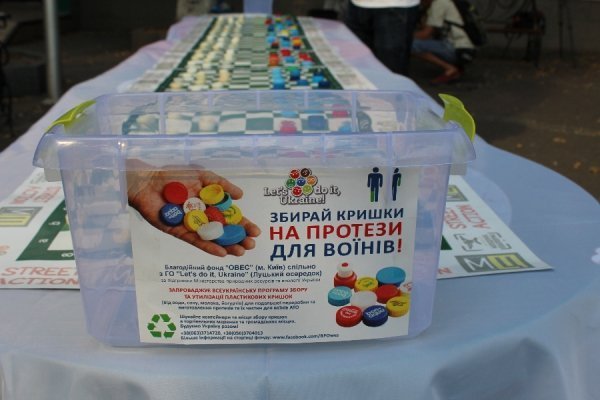 Лучани зіграли в шашки, щоб допомогти українським військовим. ФОТО