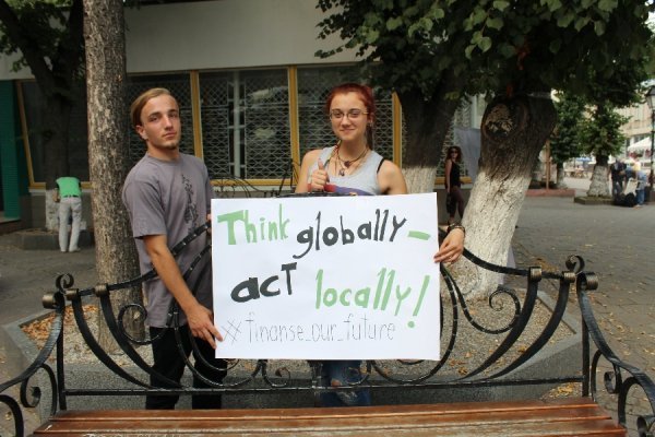Лучани зіграли в шашки, щоб допомогти українським військовим. ФОТО