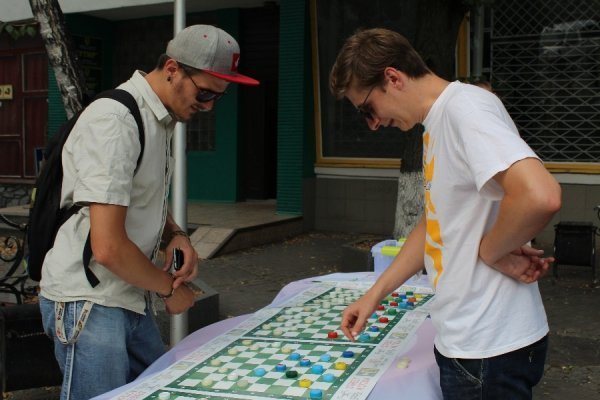 Лучани зіграли в шашки, щоб допомогти українським військовим. ФОТО