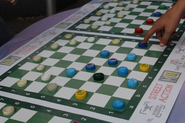 Лучани зіграли в шашки, щоб допомогти українським військовим. ФОТО