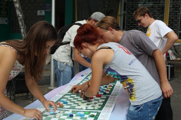 Лучани зіграли в шашки, щоб допомогти українським військовим. ФОТО