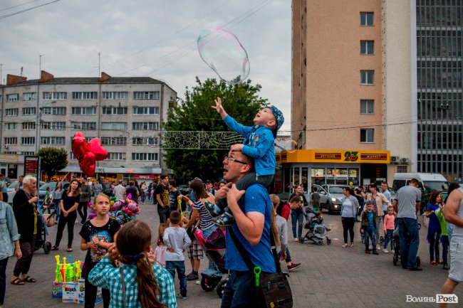 Яскраво, повітряно, незабутньо: фінальний день фестивалю «Aerosfera» у Луцьку. ФОТО
