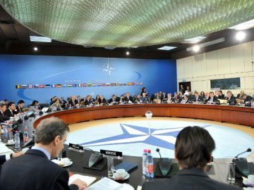НАТО згортає спільні з Росією операції