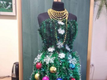 Волинянин створив сукню-ялинку. ФОТО