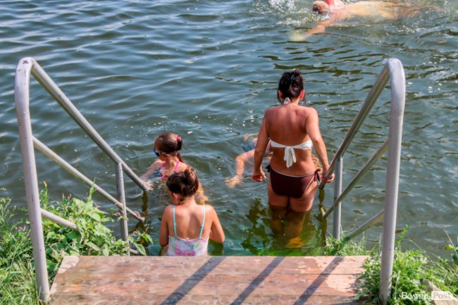 Стир, фонтани і вуличні душі: як у Луцьку рятуються від спеки. ФОТО