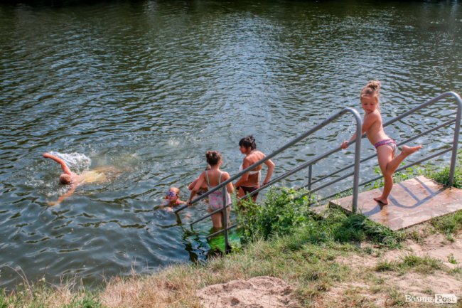 Стир, фонтани і вуличні душі: як у Луцьку рятуються від спеки. ФОТО