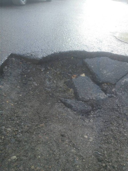 У центрі Луцька – величезна яма. ФОТО