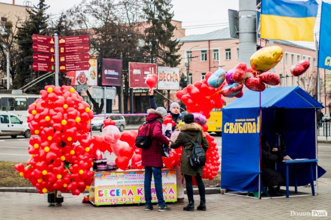 Сердечково-квітковий бум на День Валентина у центрі Луцька. ФОТО