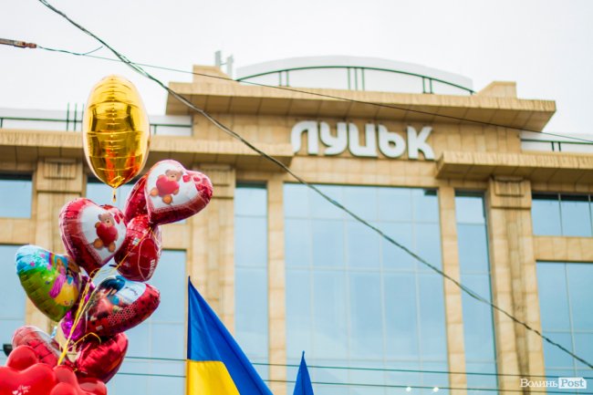 Сердечково-квітковий бум на День Валентина у центрі Луцька. ФОТО