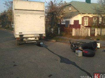 У місті на Волині зіткнулись вантажівка та мотоцикліст: водій останнього – у лікарні