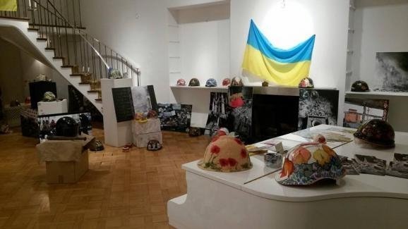 Ексклюзивні каски з Майдану показали на виставці у Парижі. ФОТО