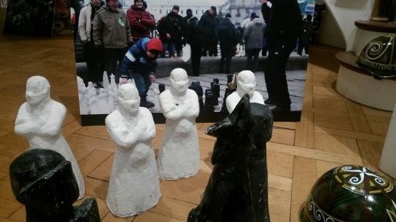 Ексклюзивні каски з Майдану показали на виставці у Парижі. ФОТО