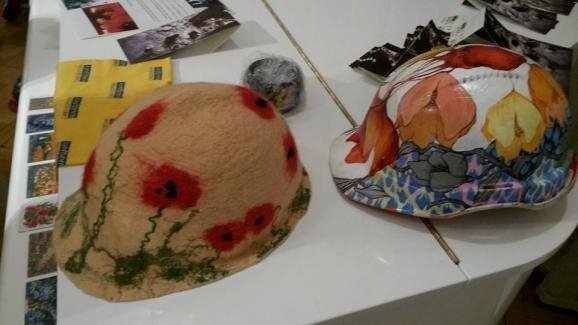 Ексклюзивні каски з Майдану показали на виставці у Парижі. ФОТО