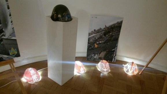 Ексклюзивні каски з Майдану показали на виставці у Парижі. ФОТО