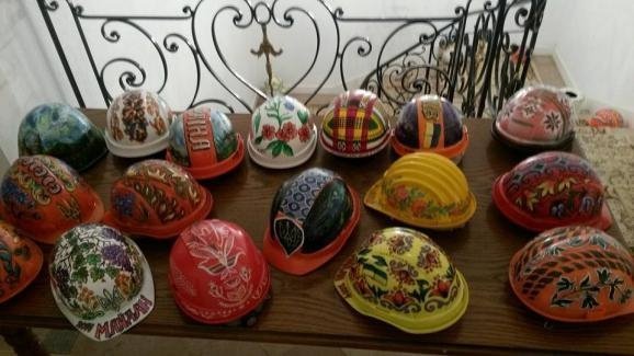 Ексклюзивні каски з Майдану показали на виставці у Парижі. ФОТО