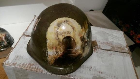 Ексклюзивні каски з Майдану показали на виставці у Парижі. ФОТО