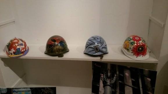 Ексклюзивні каски з Майдану показали на виставці у Парижі. ФОТО