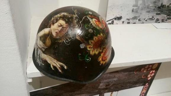 Ексклюзивні каски з Майдану показали на виставці у Парижі. ФОТО