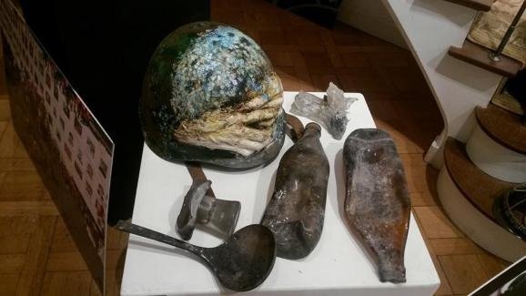 Ексклюзивні каски з Майдану показали на виставці у Парижі. ФОТО