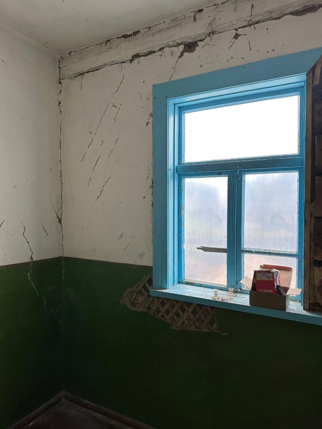 На будинок впав боєприпас з літака: на Волині постраждалій сім'ї збирають кошти