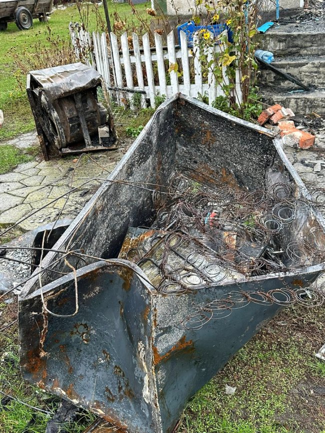 На будинок впав боєприпас з літака: на Волині постраждалій сім'ї збирають кошти