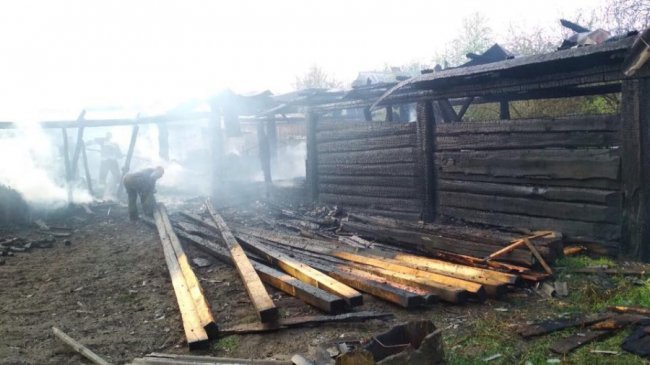 Під час пожежі волинський рятувальник запобіг перекиданню вогню на сусідні будинки. ФОТО