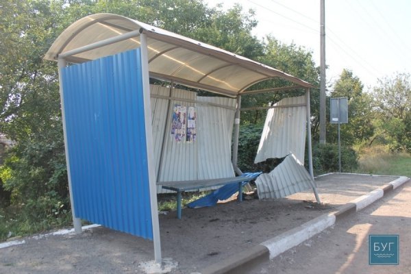 ДТП на Волині: причіп від авто в'їхав у зупинку. ФОТO