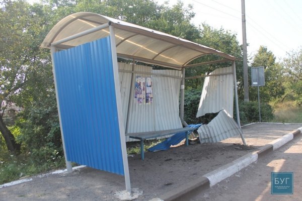 ДТП на Волині: причіп від авто в'їхав у зупинку. ФОТO