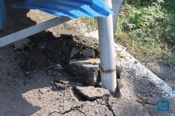 ДТП на Волині: причіп від авто в'їхав у зупинку. ФОТO