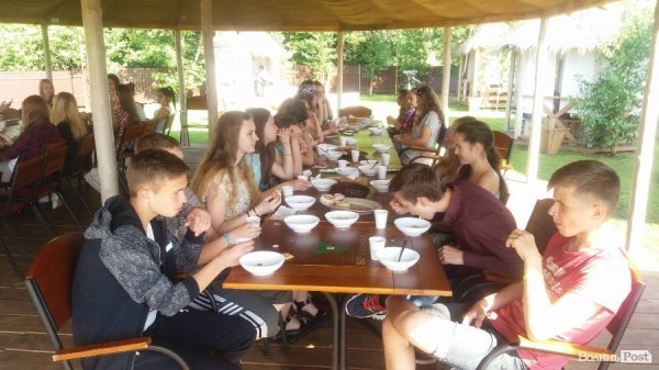 Молодіжні лідери міста Луцька розважалися на Світязі. ФОТО