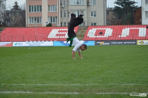  Маленькі лучани тренувались на одному полі з відомими футболістами. ФОТО