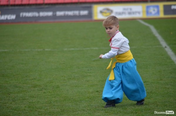  Маленькі лучани тренувались на одному полі з відомими футболістами. ФОТО