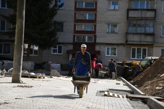 Показали, як у Луцьку ремонтують пішохідну зону на проспекті Молоді та прибудинкові території