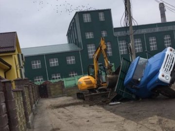 Біля заводу на Волині вантажівка провалилась під землю. ФОТО