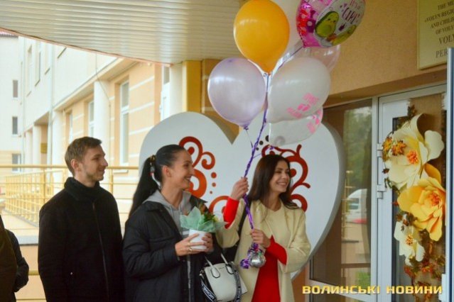 Четверта трійня у «Будинку щастя»: з перинатального центру виписали луцьку модель з донечками. ФОТО