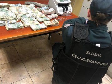 На польському кордоні спіймали українця з великою сумою готівки в багажнику
