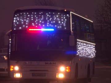 Селами луцької громади курсує автобус зі святим Миколаєм, Грінчем та оленями. ВІДЕО